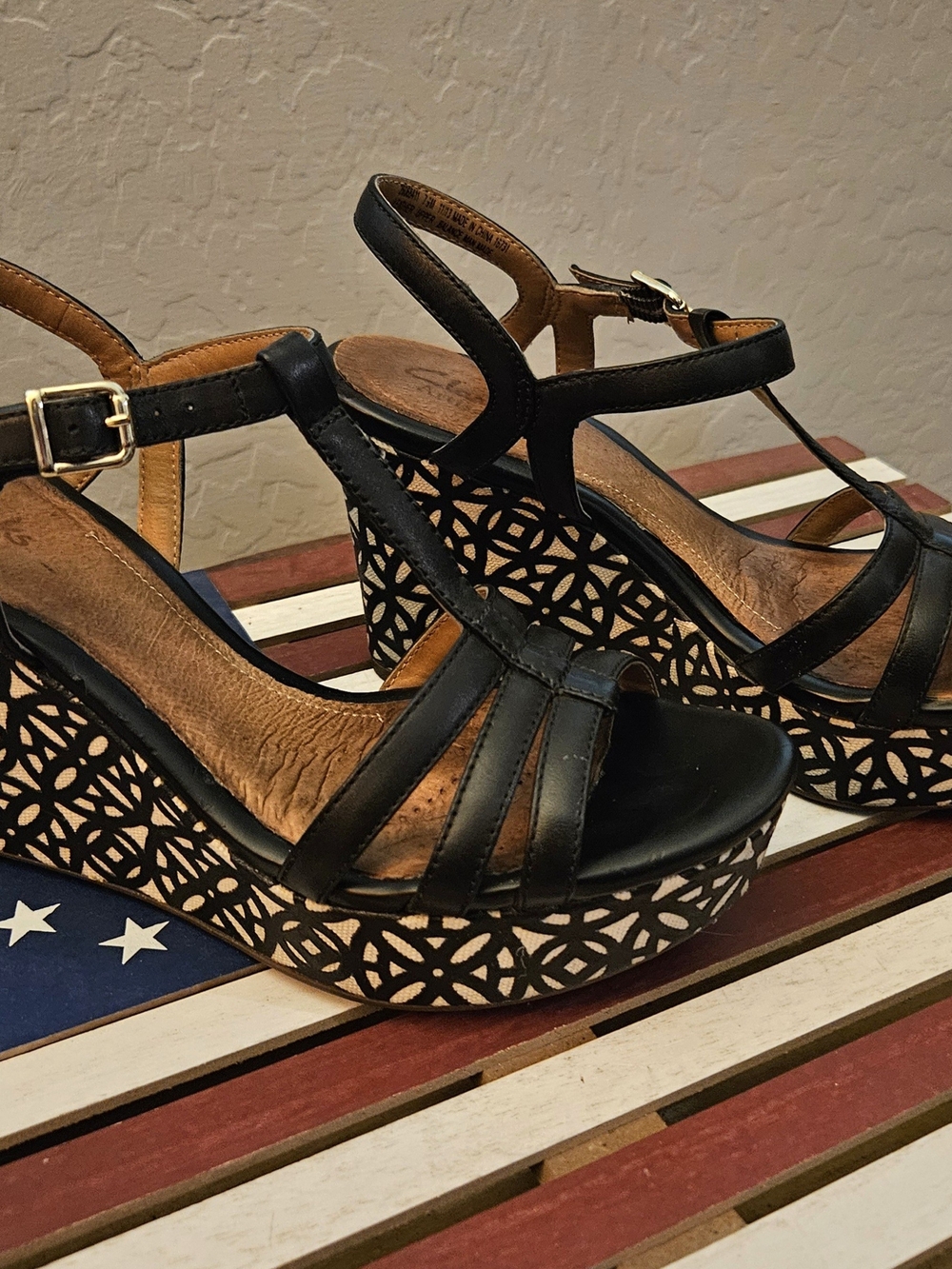 Clarks Amelia Avery Black T-Strap Wedge Sandals - Picture 2 of 4